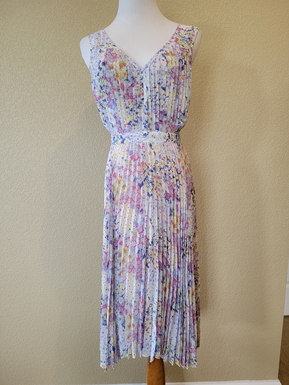 Anthropologie Floral Pleated V-Neck Midi Dress in Multi-Color, Size 8